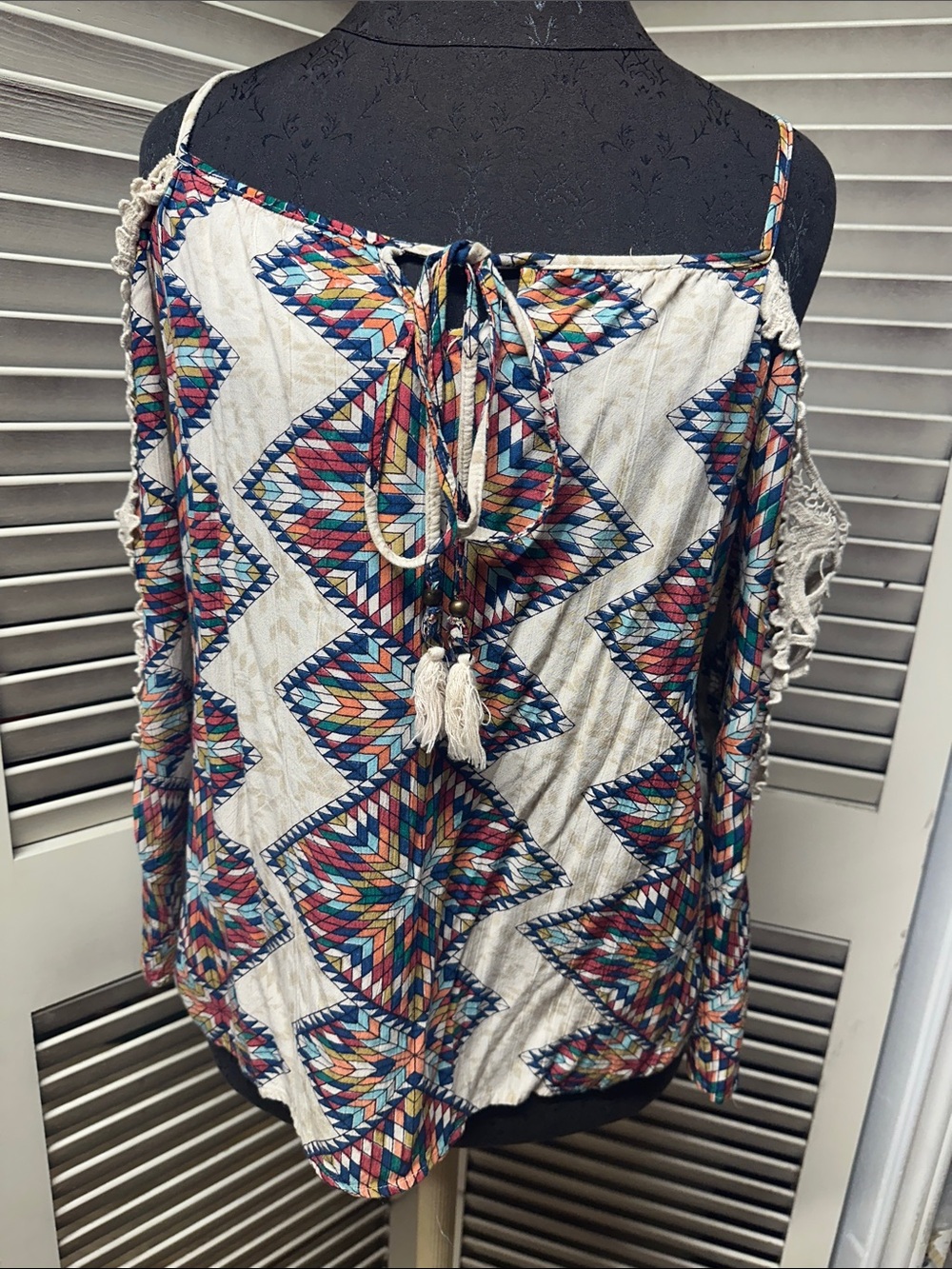 Cold-Shoulder Geometric Print Women's Top in Cream and Multicolor
